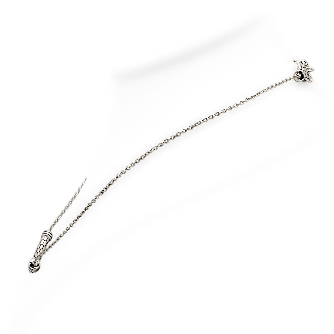 Collana Sisik Balinesia, vista diagonale con terminale cilindrico e chiusura moschettone balinese in argento 925 in primo piano