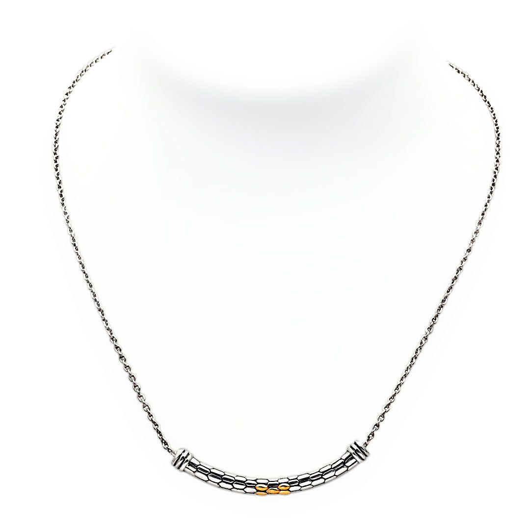 Collana Sisik Balinesia, vista frontale su busto bianco con barra centrale a scaglie in argento 925 e accenti oro 18K, catena rolo 2 mm