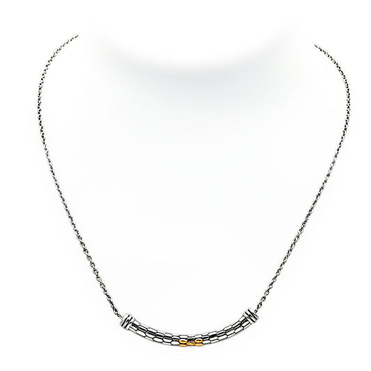 Collana Sisik Balinesia, vista frontale su busto bianco con barra centrale a scaglie in argento 925 e accenti oro 18K, catena rolo 2 mm