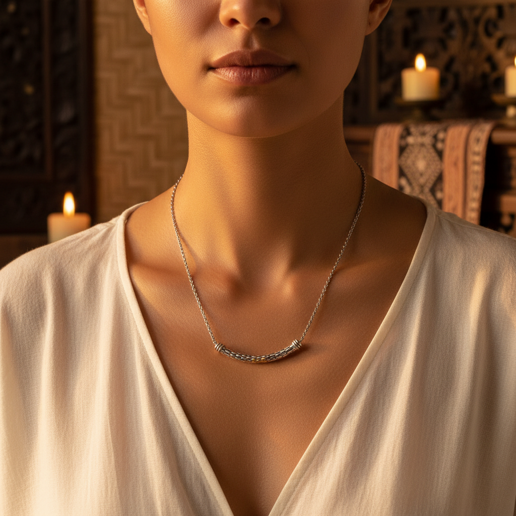 ollana Sisik Collezione Sisik Naga Balinesia, indossata su donna con scollatura a V e abito bianco, sfondo balinese