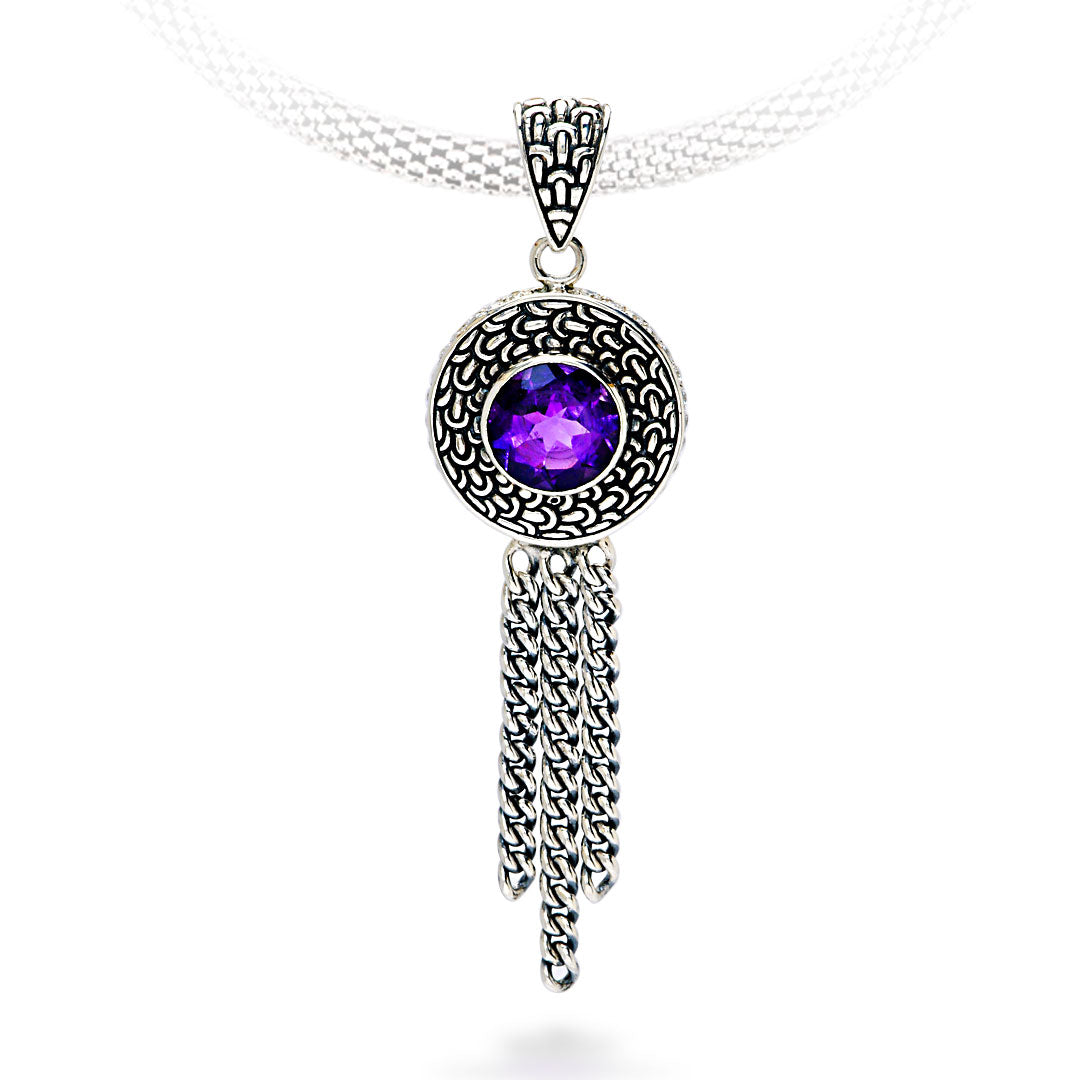 Ciondolo Sisik Naga Ametista Balinesia, vista frontale indossato su collana a maglia piatta con ametista rotonda viola Ø 10 mm e pavè di zirconi bianchi