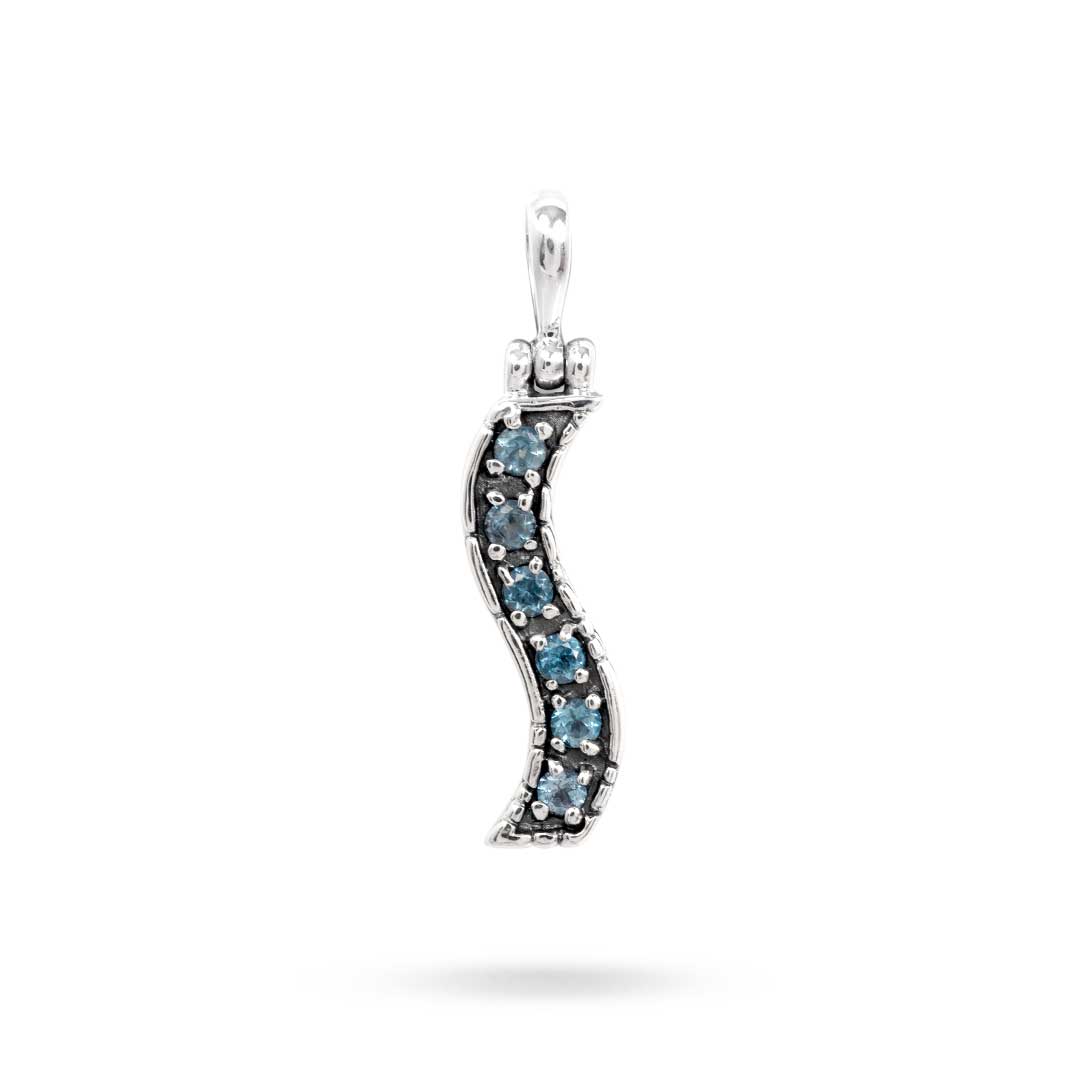 Ciondolo Buaya Biru Balinesia, vista frontale su sfondo bianco con corpo a S e 6 topazi Sky Blue rotondi in castone a griffe su argento 925 ossidato