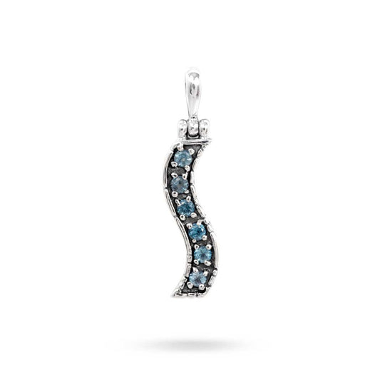 Ciondolo Buaya Biru Balinesia, vista frontale su sfondo bianco con corpo a S e 6 topazi Sky Blue rotondi in castone a griffe su argento 925 ossidato