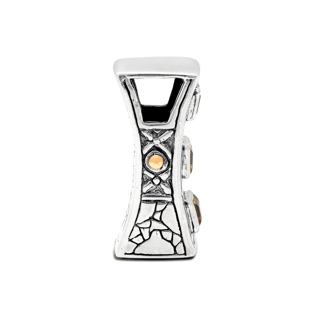 Retro Ciondolo Sinar Citrino Balinesia su sfondo bianco con gancio scorrevole aperto, motivi a X e texture a crepe incisi in argento 925 ossidato e dettaglio oro centrale
