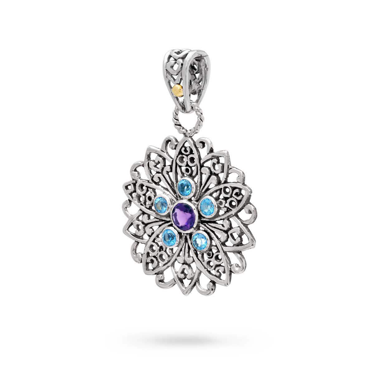 Ciondolo Lestari Balinesia, vista 3/4 su sfondo bianco con gancio traforato in argento 925 ossidato, dettaglio in oro 18k sul gancio e anello ritorto, petali laterali traforati
