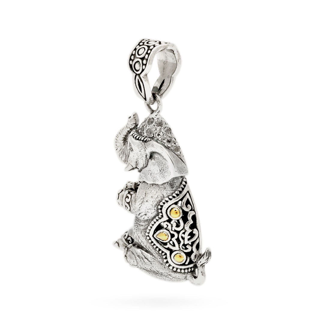 Ciondolo Gajah Balinesia, vista laterale destra su sfondo bianco con profilo dell’elefante in argento 925 ossidato, gualdrappa con arabeschi incisi e gocce in oro 18k