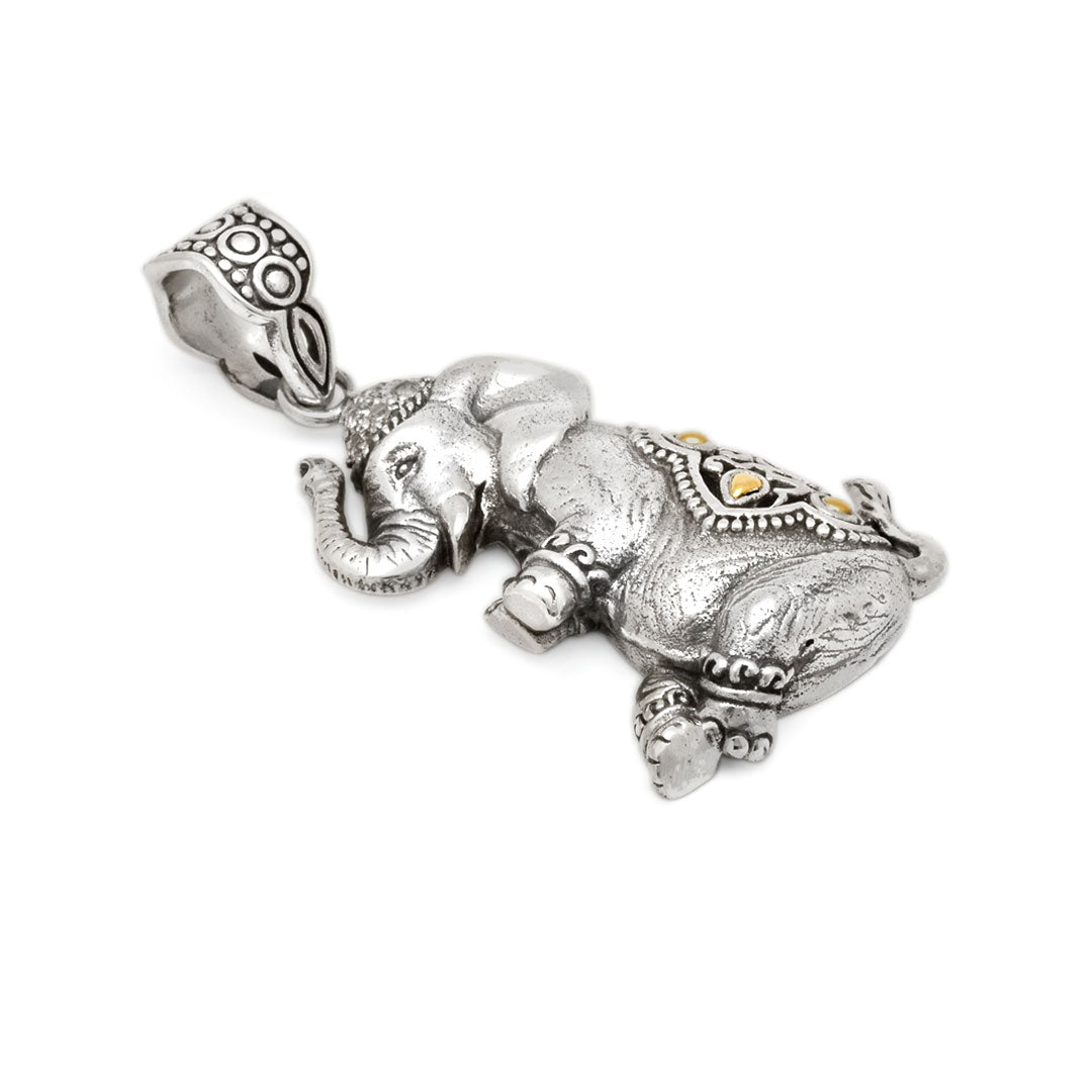 Ciondolo Gajah Balinesia, vista 3/4 dall’alto su sfondo bianco con dorso dell’elefante in argento 925 ossidato, gualdrappa con motivi incisi e gancio campaniforme decorato