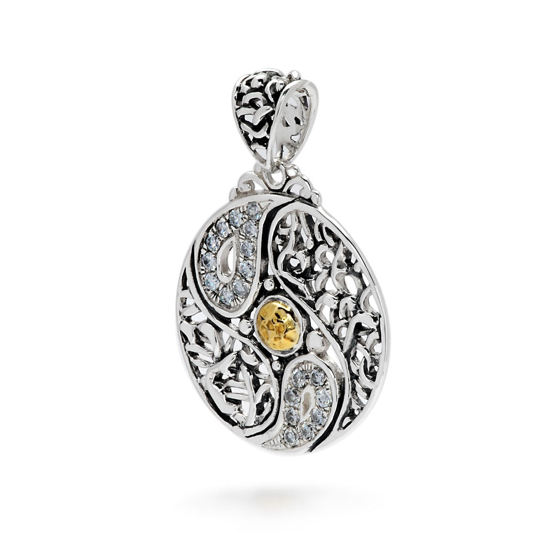 Ciondolo Yin Yang Balinesia, vista laterale su sfondo bianco con profilo del ciondolo circolare in argento 925 ossidato, gancio traforato con anello e perline in argento