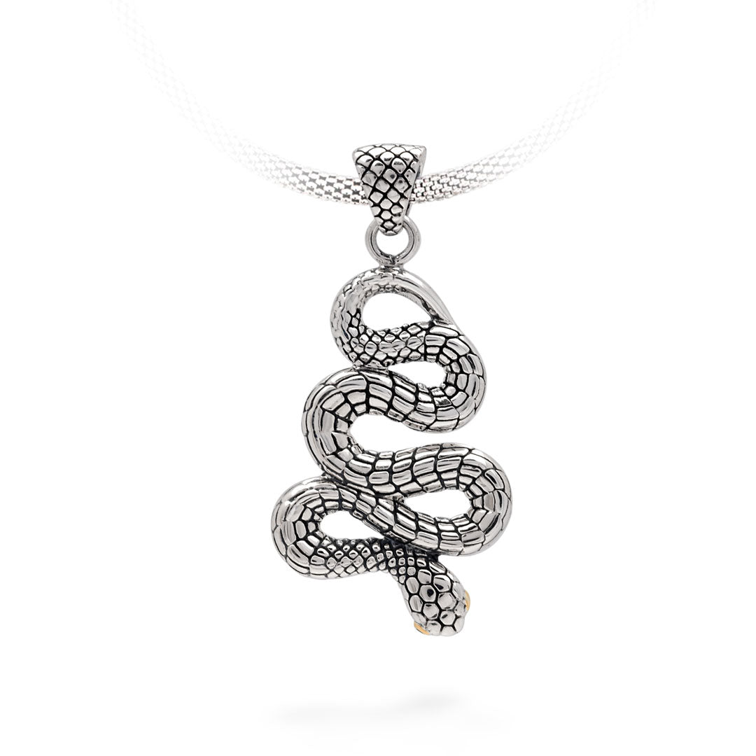 Ciondolo Ular Emerald Collezione Black Mamba Balinesia, vista frontale su sfondo bianco appeso a catena mesh piatta, serpente in spire verticali in argento 925 ossidato con gancio a testa di serpente