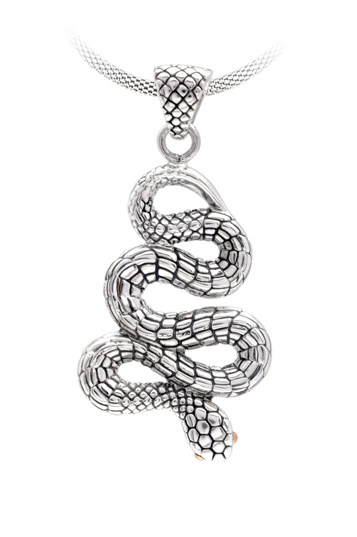 Ciondolo Ular Gold Eye Balinesia, vista frontale su sfondo bianco con catena mesh piatta in argento, serpente avvolto in tre spire in argento 925 ossidato con scaglie incise e gancio a testa di serpente