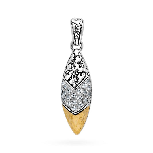 Ciondolo Daun Gunung Balinesia indossato su modella con abito bianco a scollatura V, sfondo porta intagliata balinese con luce calda, pendente a navetta in argento 925 ossidato con topazi bianchi e punta oro