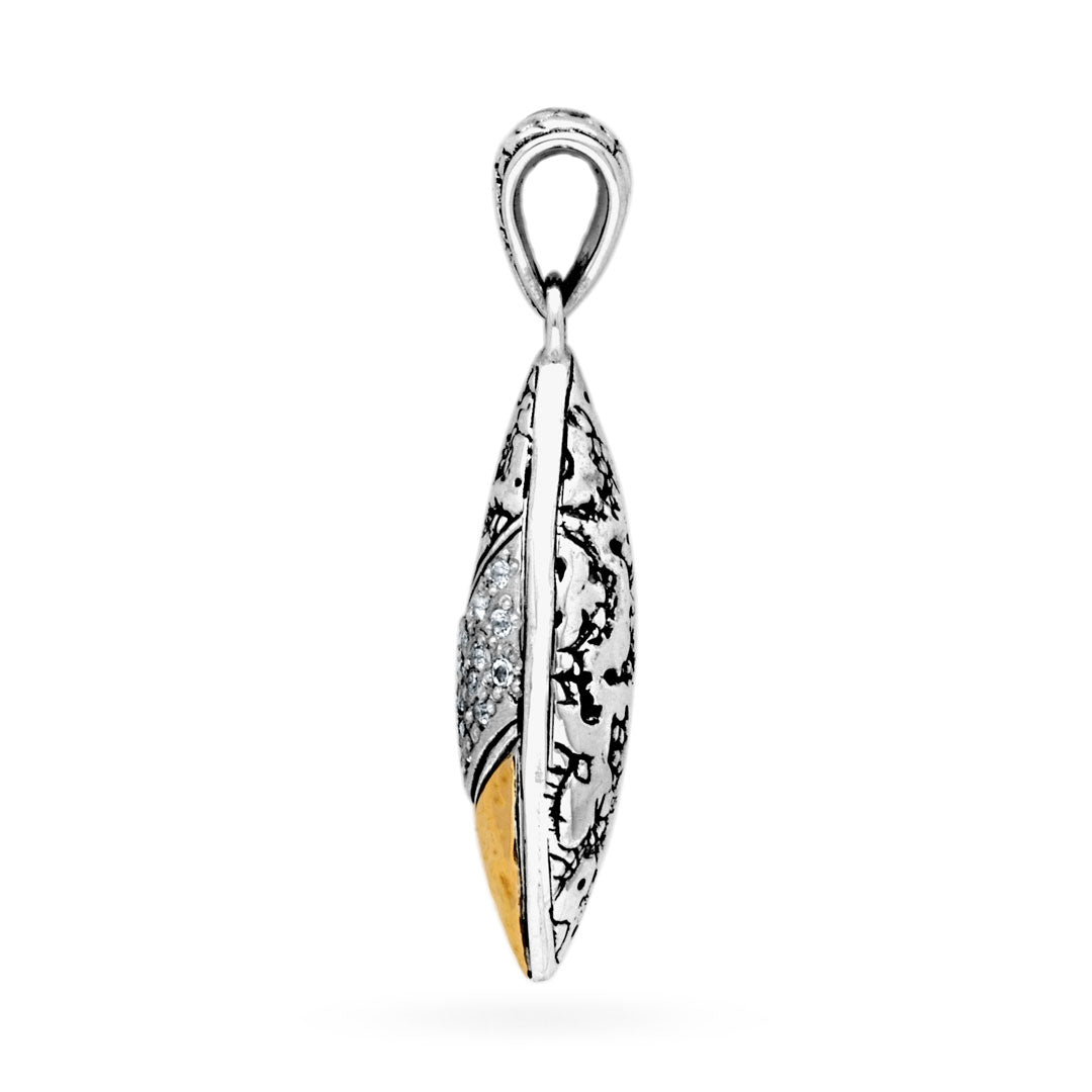 Ciondolo Daun Gunung Balinesia, vista laterale sinistra su sfondo bianco con profilo sottile a navetta in argento 925 ossidato, punta in oro 18k e gancio ovale con texture incisa