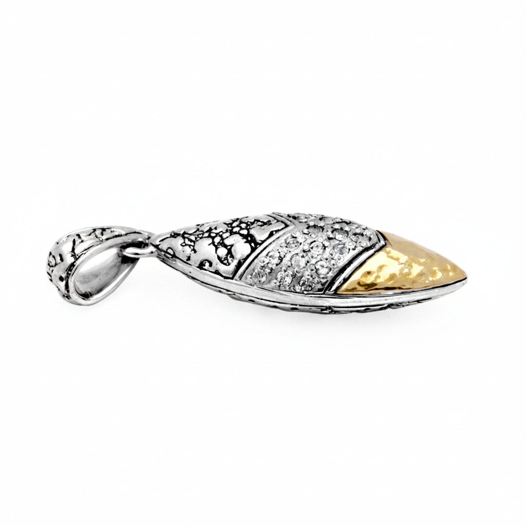 Ciondolo Daun Gunung Balinesia, vista frontale su sfondo bianco con White Topaz naturali a pavé in evidenza, punta in oro 18k martellato e gancio ovale in argento 925 ossidato