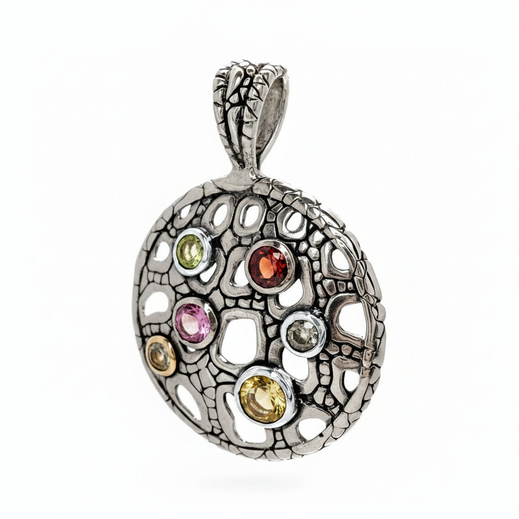 Ciondolo Naga Multigemme Balinesia, vista 3/4 su sfondo bianco con profilo convesso traforato in argento 925 ossidato e pietre naturali multicolore