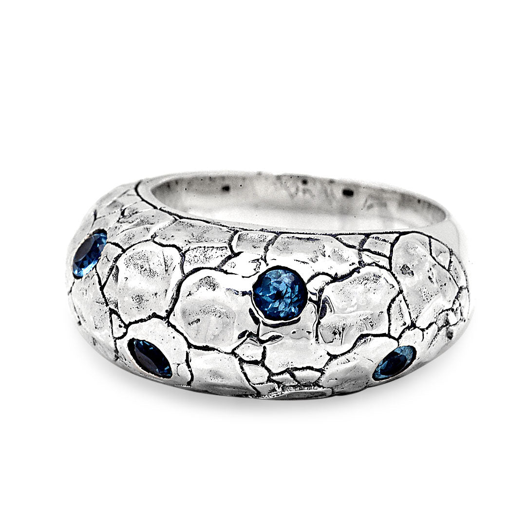 Anello Laut in argento 925 ossidato con topazi blu, doppia vista frontale e laterale su sfondo bianco