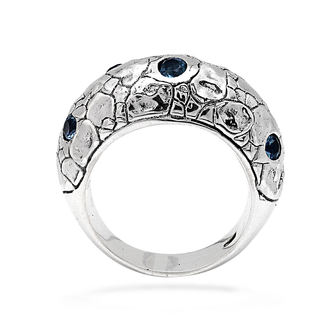Anello Laut Collezione Crocodile, vista tre quarti, texture a scaglie con topazi sky blue