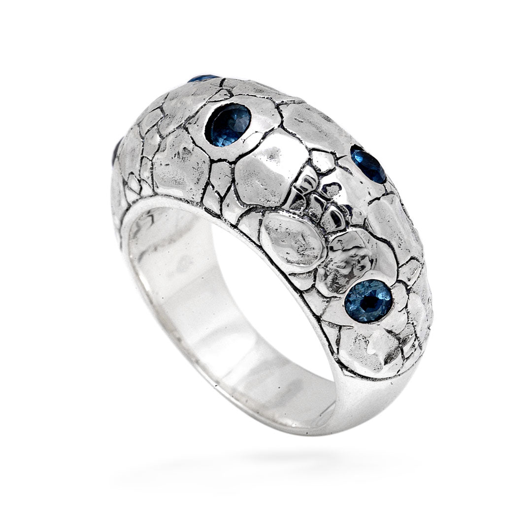 Anello Laut Balinesia, vista frontale dall'interno, dettaglio fascia bombata e pietre blu