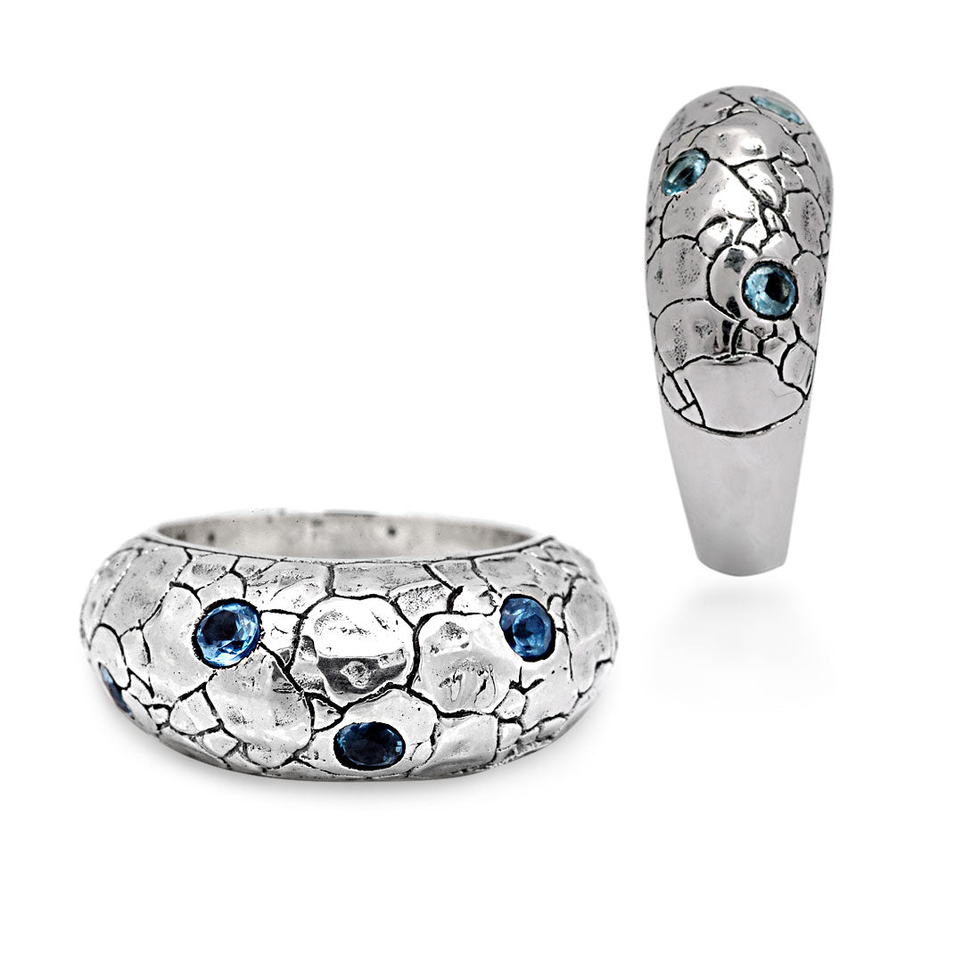 Anello Laut in argento 925 Collezione Crocodile, vista laterale con topazi blu sky blue