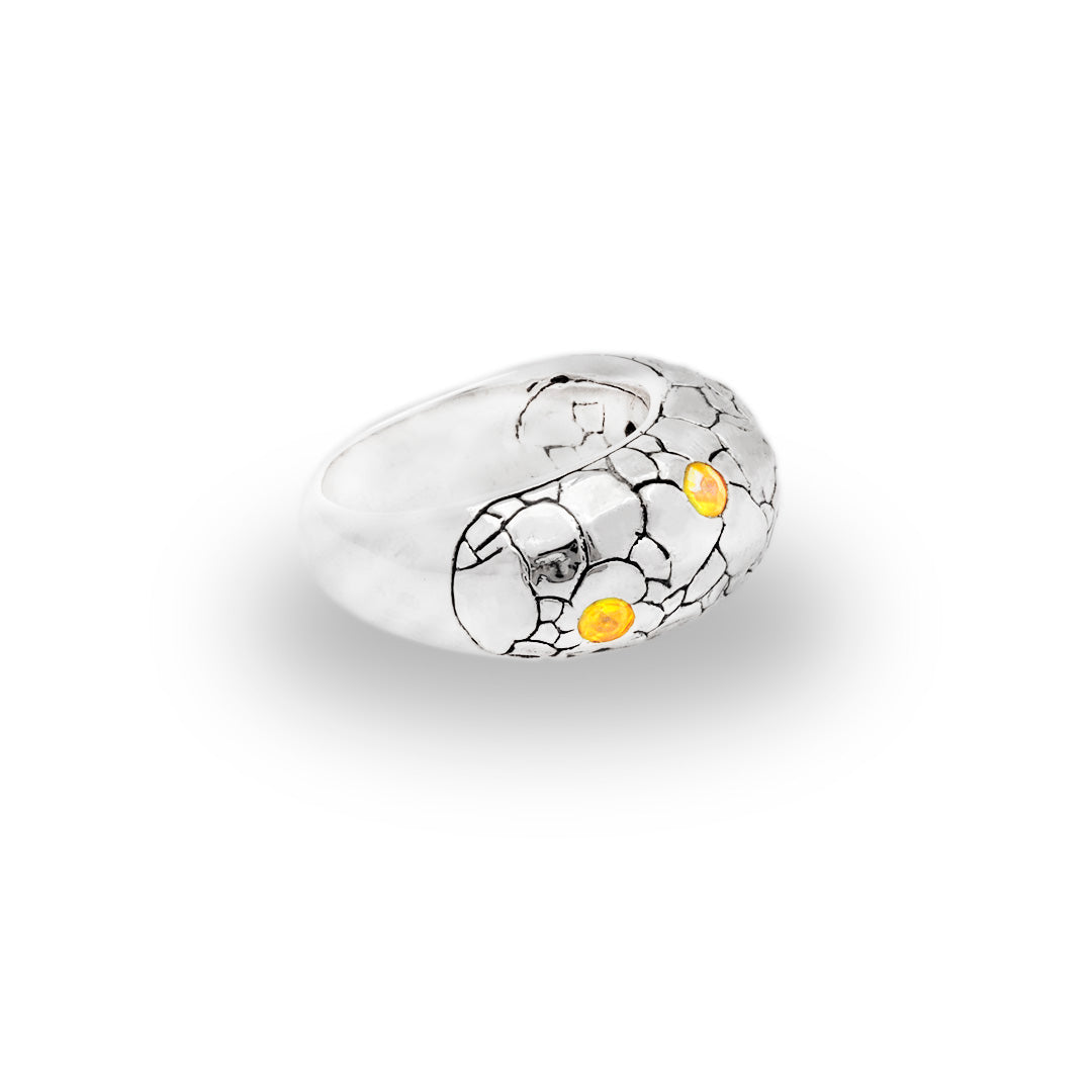 Anello Surya in argento 925 ossidato con citrino, vista laterale su sfondo bianco