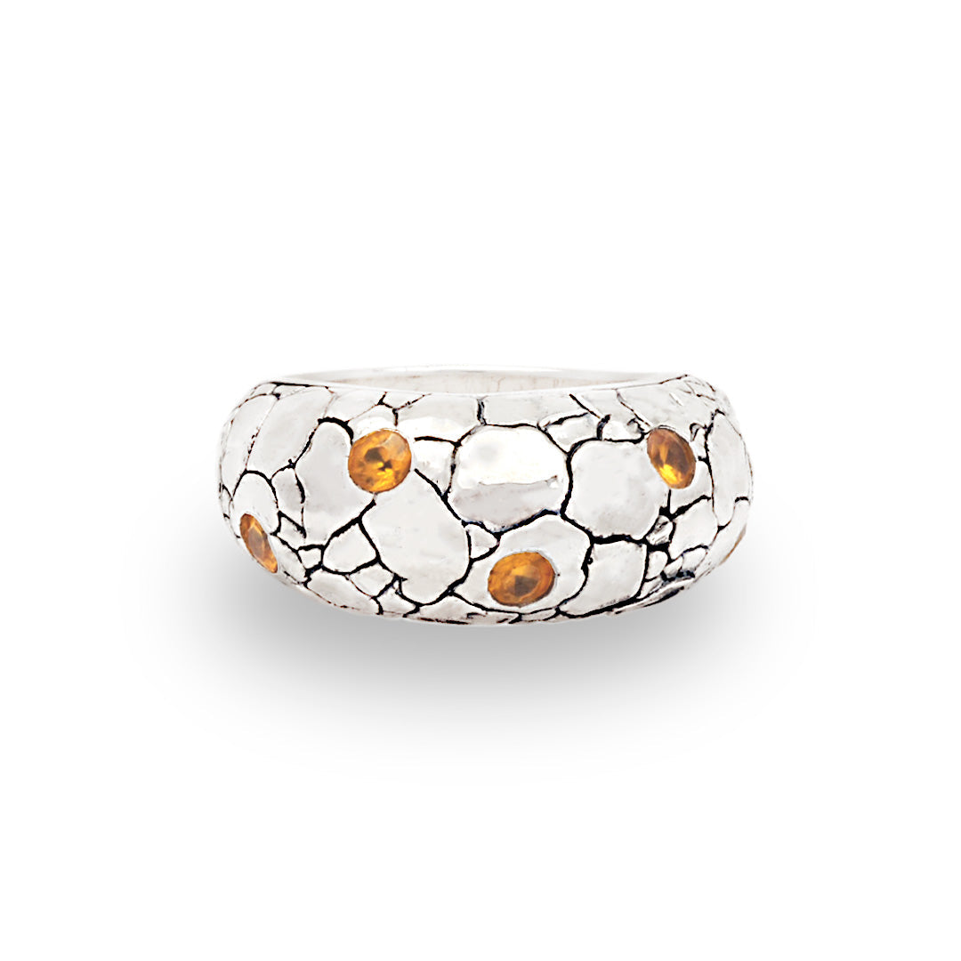 Anello Surya Collezione Crocodile, vista frontale fascia bombata in argento 925 con citrino