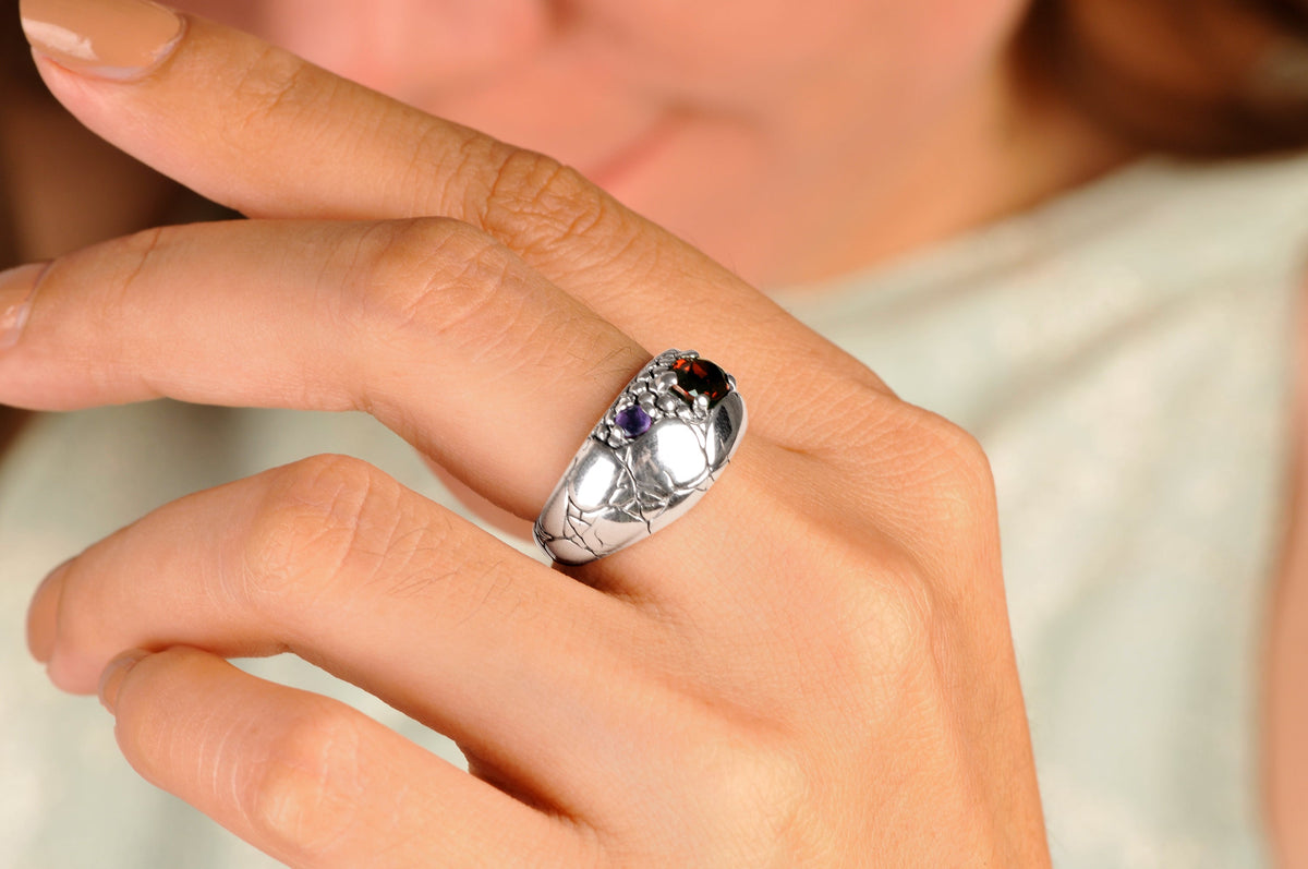 Anello Merah Balinesia, vista laterale, dettaglio texture granulazione e craquelé in argento ossidato