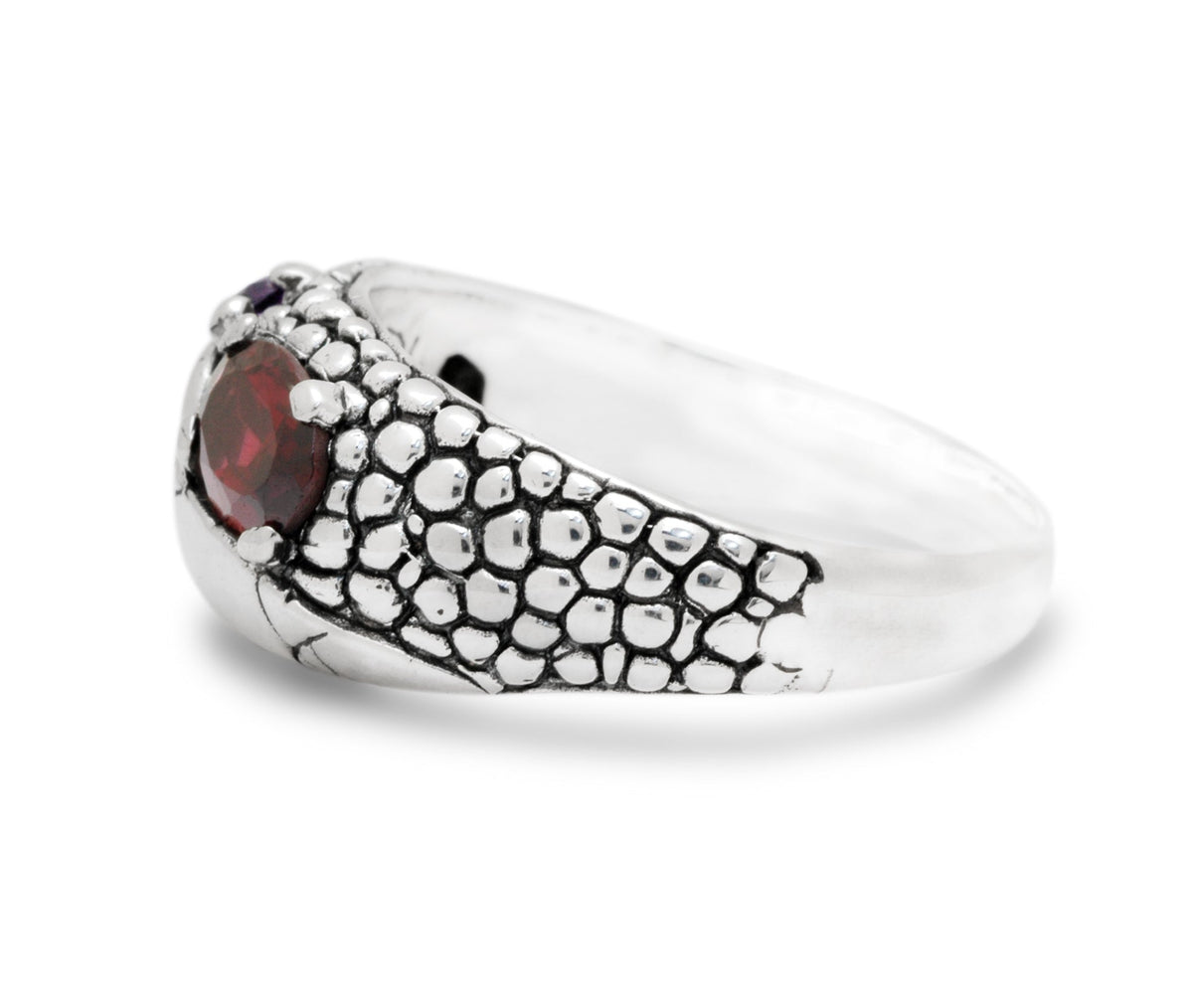 Anello Merah Collezione Crocodile indossato su mano, vista frontale con granato rosso e ametista viola