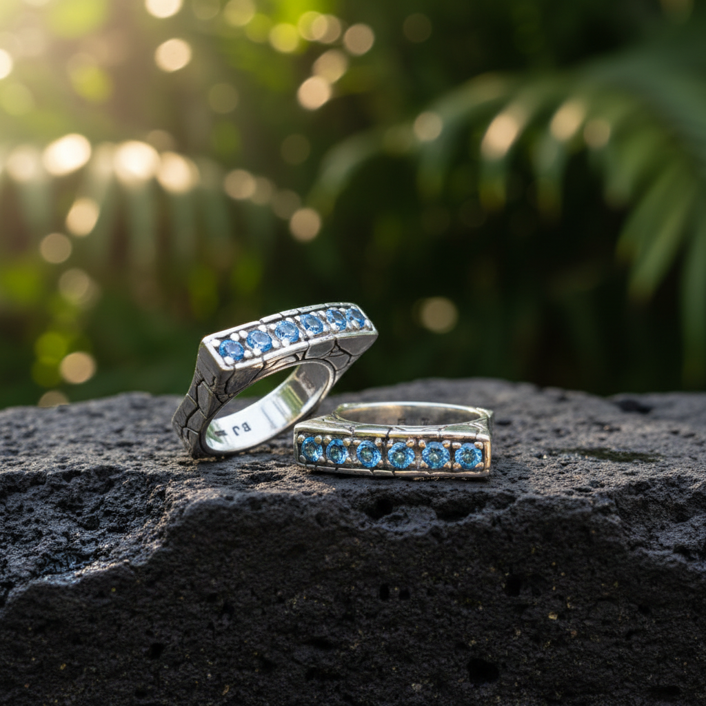 Anello Batu Biru Collezione Crocodile, vista tre quarti angolata, dettaglio texture craquelé e topazi sky blue