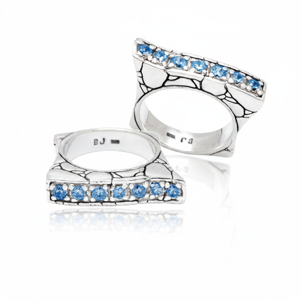 Anello Batu Biru Balinesia, vista frontale, fascia squadrata con sette topazi blu e punzone BJ 925 visibile