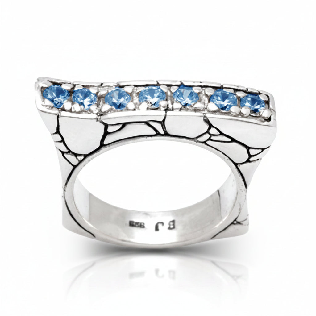 Anello Batu Biru in argento 925, doppia vista frontale e laterale, topazi blu sky blue su fascia squadrata