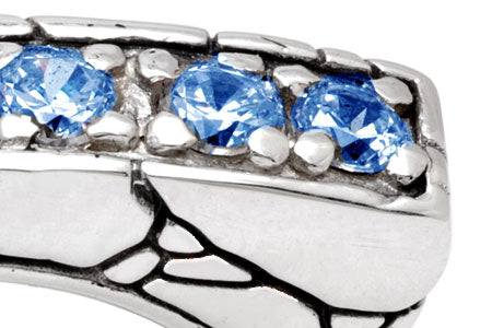 Anello Batu Biru Collezione Crocodile, vista laterale, profilo trapezoidale e texture craquelé in argento ossidato