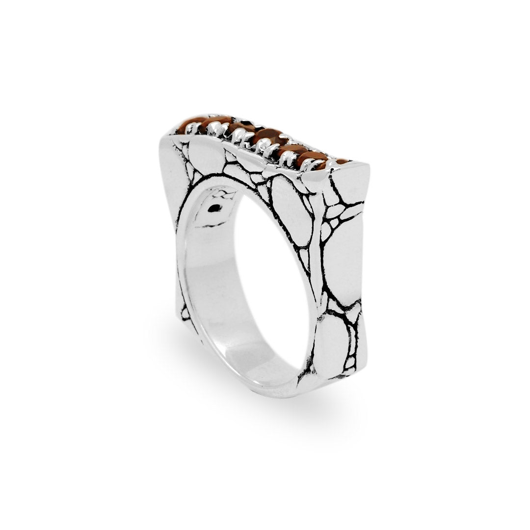 Anello Batu Merah in argento 925, vista laterale, granati rosso bordeaux incastonati sulla fascia squadrata