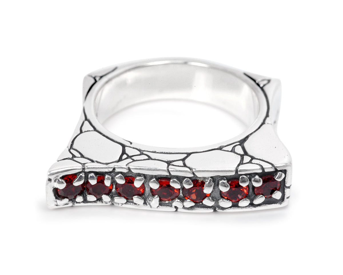 Anello Batu Merah Collezione Crocodile, vista tre quarti, profilo trapezoidale e granati rossi su argento ossidato