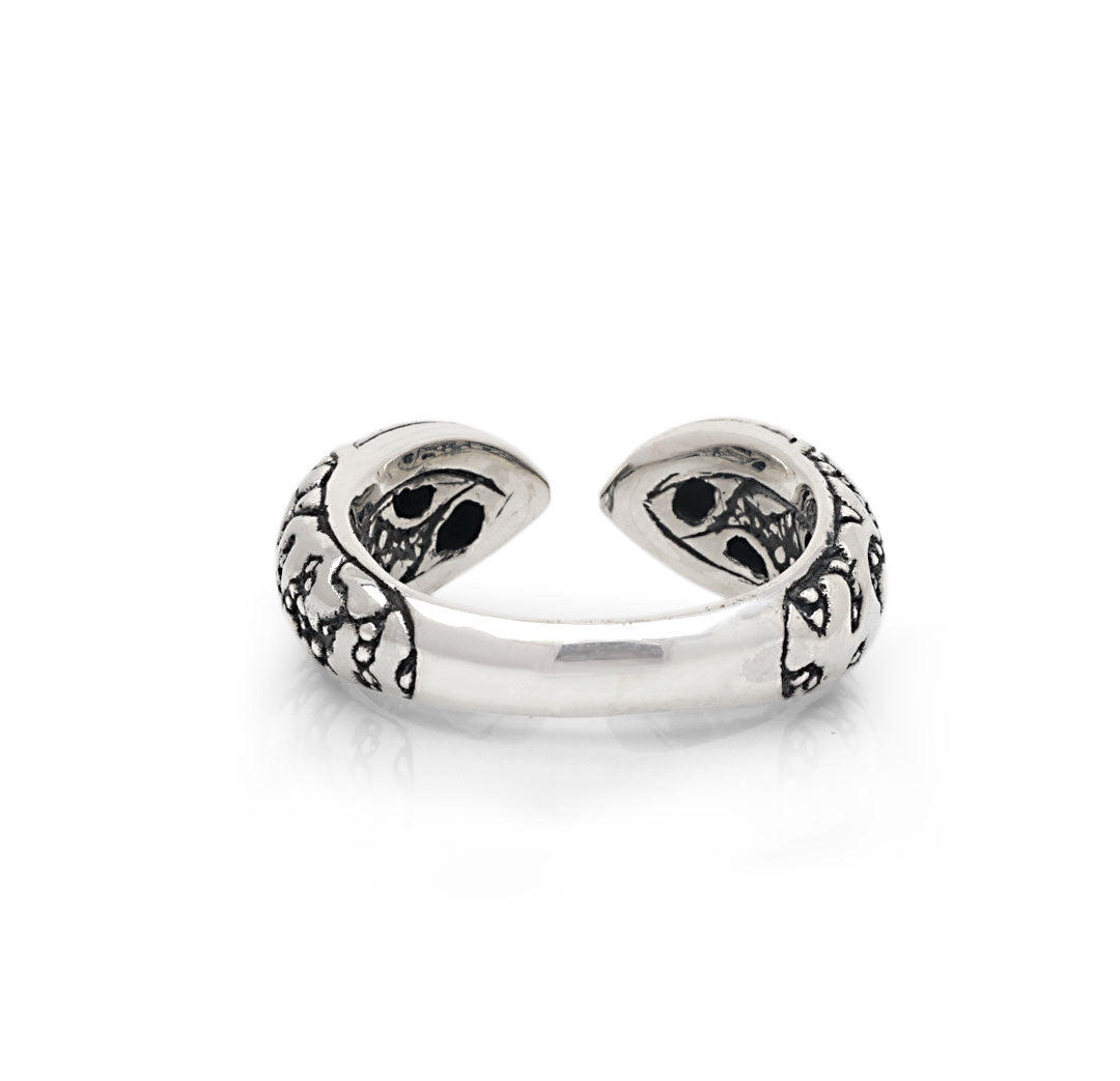 Anello Lava Perak Collezione Crocodile, vista dall'alto su sfondo bianco, apertura dell'anello e texture incisa sui terminali appuntiti