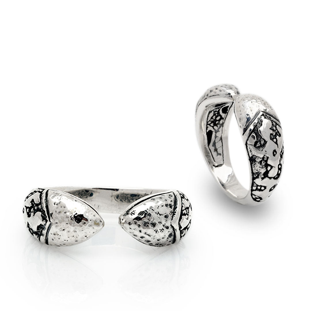 Anello Lava Perak Balinesia, doppia vista laterale e tre quarti su sfondo bianco, dettaglio texture craquelé e profilo bombato
