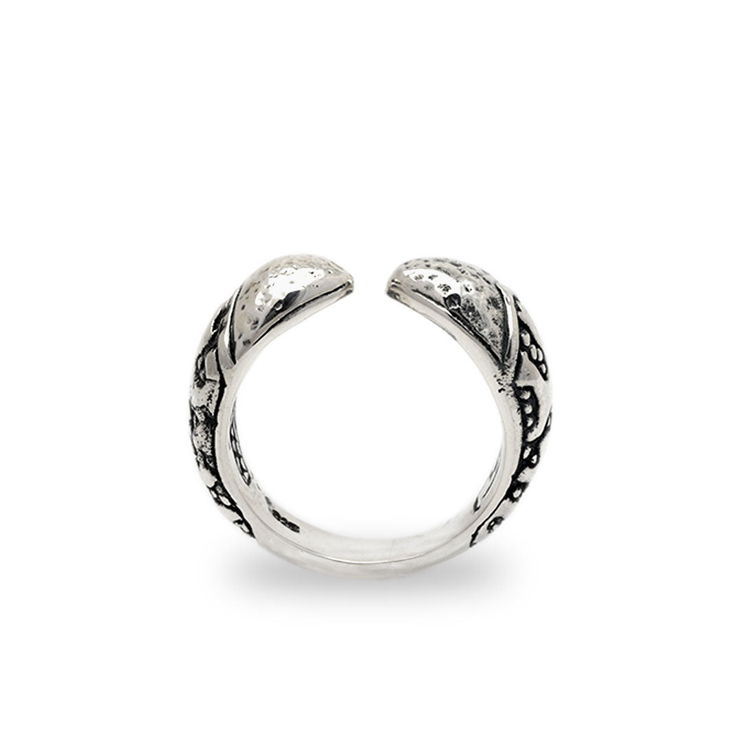 Anello Lava Perak Collezione Crocodile, vista frontale su sfondo bianco, anello aperto con terminali bombati in argento 925 ossidato
