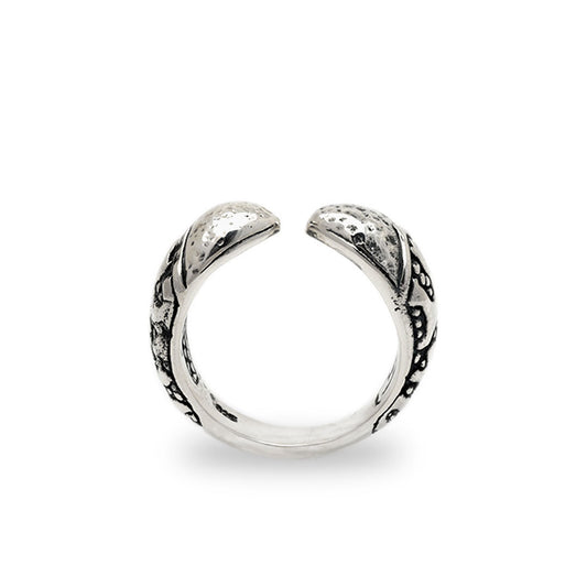 Anello Lava Perak Collezione Crocodile, vista frontale su sfondo bianco, anello aperto con terminali bombati in argento 925 ossidato