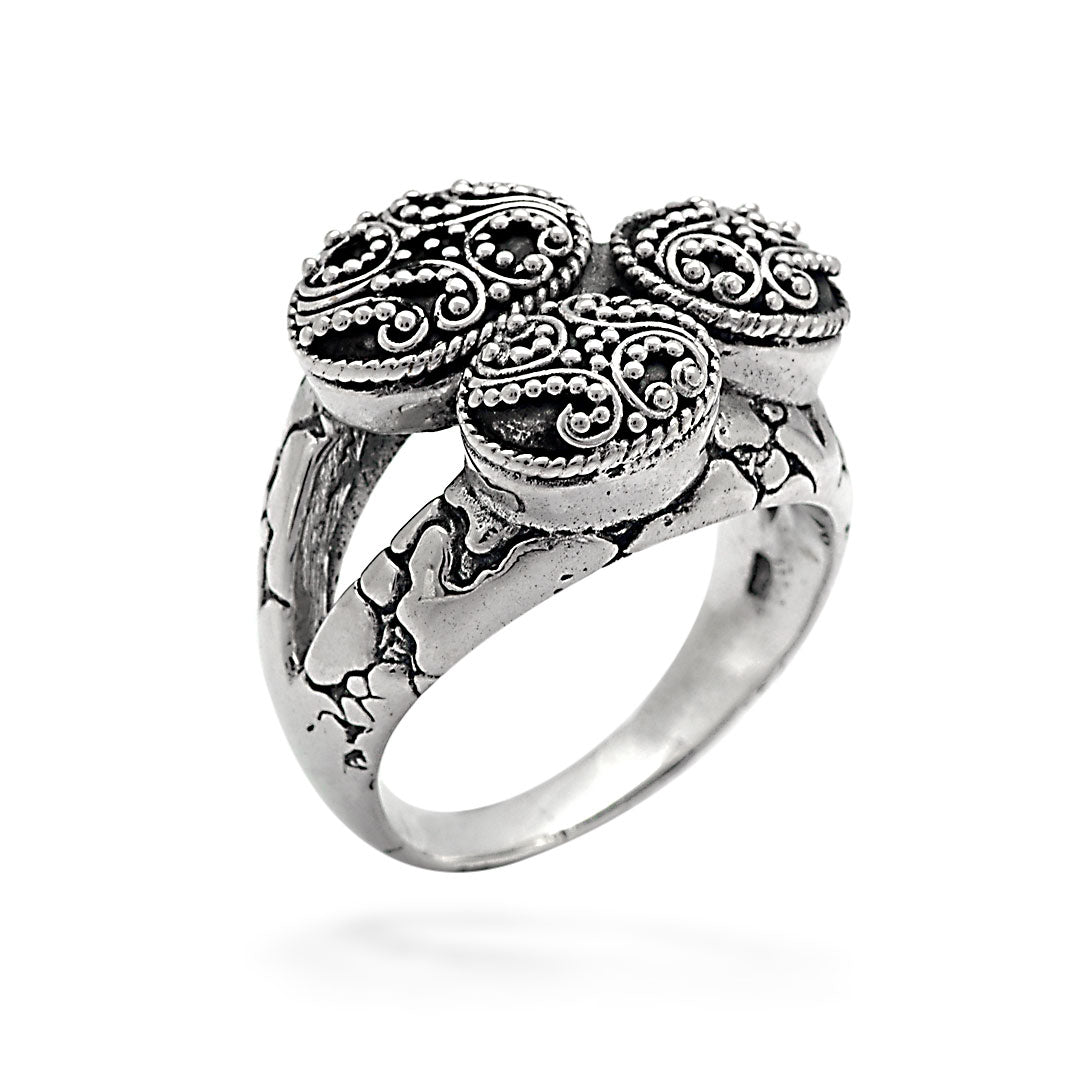 Anello Jawan Collezione Gunung Agung Balinesia, doppia vista frontale e laterale su sfondo bianco, quattro medaglioni filigranati a grappolo