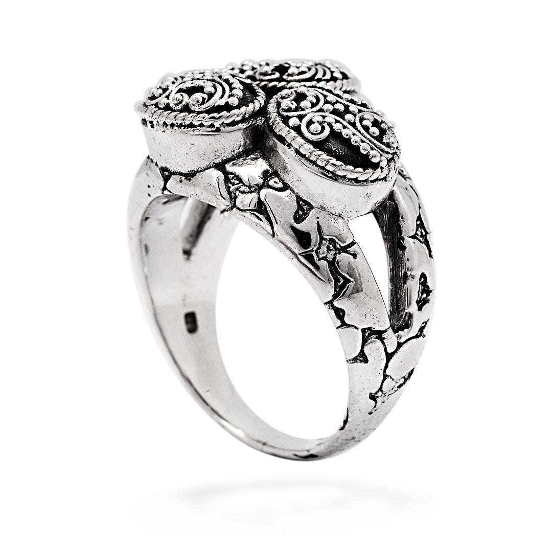 Anello Jawan Collezione Gunung Agung, vista laterale su sfondo bianco, profilo della testa a grappolo e apertura dell'anello aperto