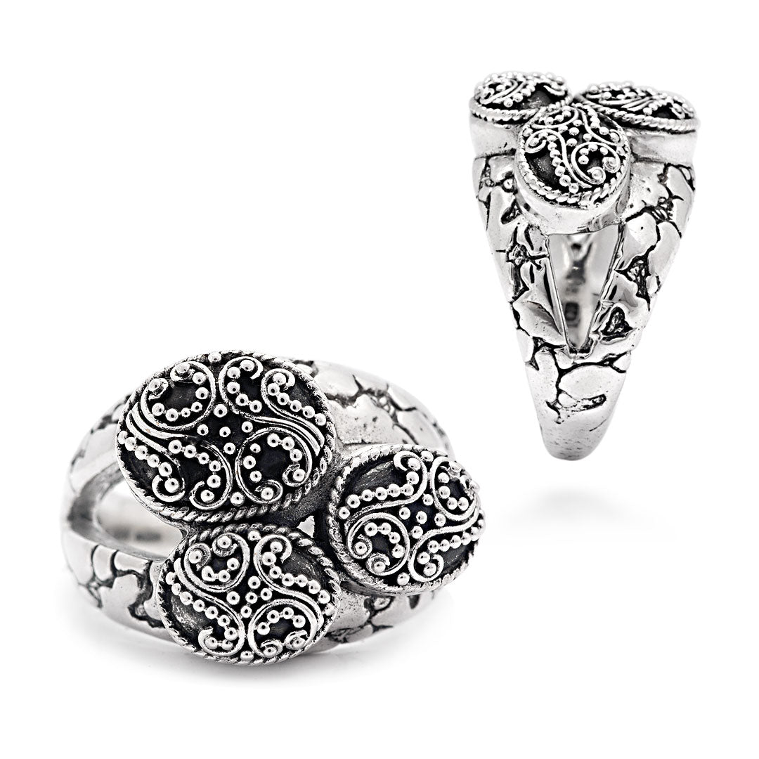 Anello Jawan Balinesia, vista frontale su sfondo bianco, composizione asimmetrica dei quattro medaglioni filigranati in argento 925 ossidato