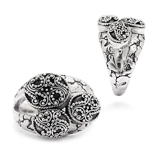 Anello Jawan Balinesia, vista frontale su sfondo bianco, composizione asimmetrica dei quattro medaglioni filigranati in argento 925 ossidato