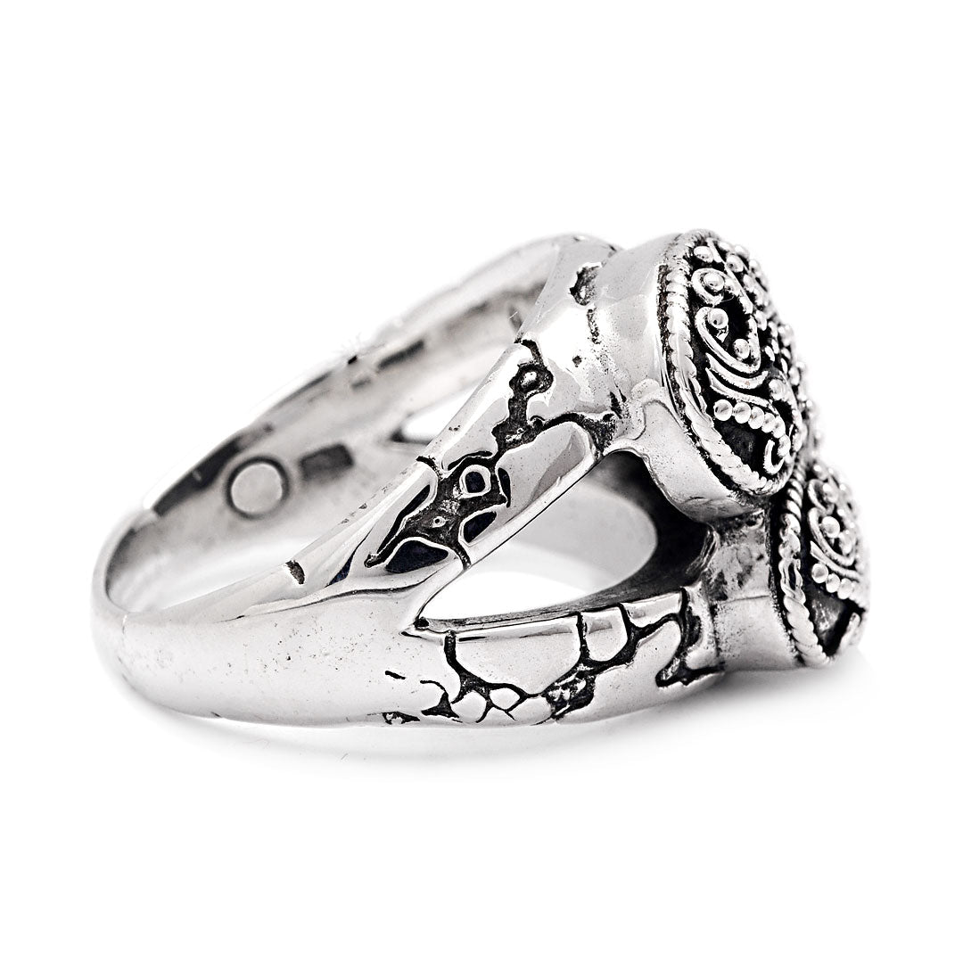 Anello Jawan Balinesia, vista dall'alto su sfondo bianco, quattro medaglioni sovrapposti con motivi a volute e granulazione filigranata