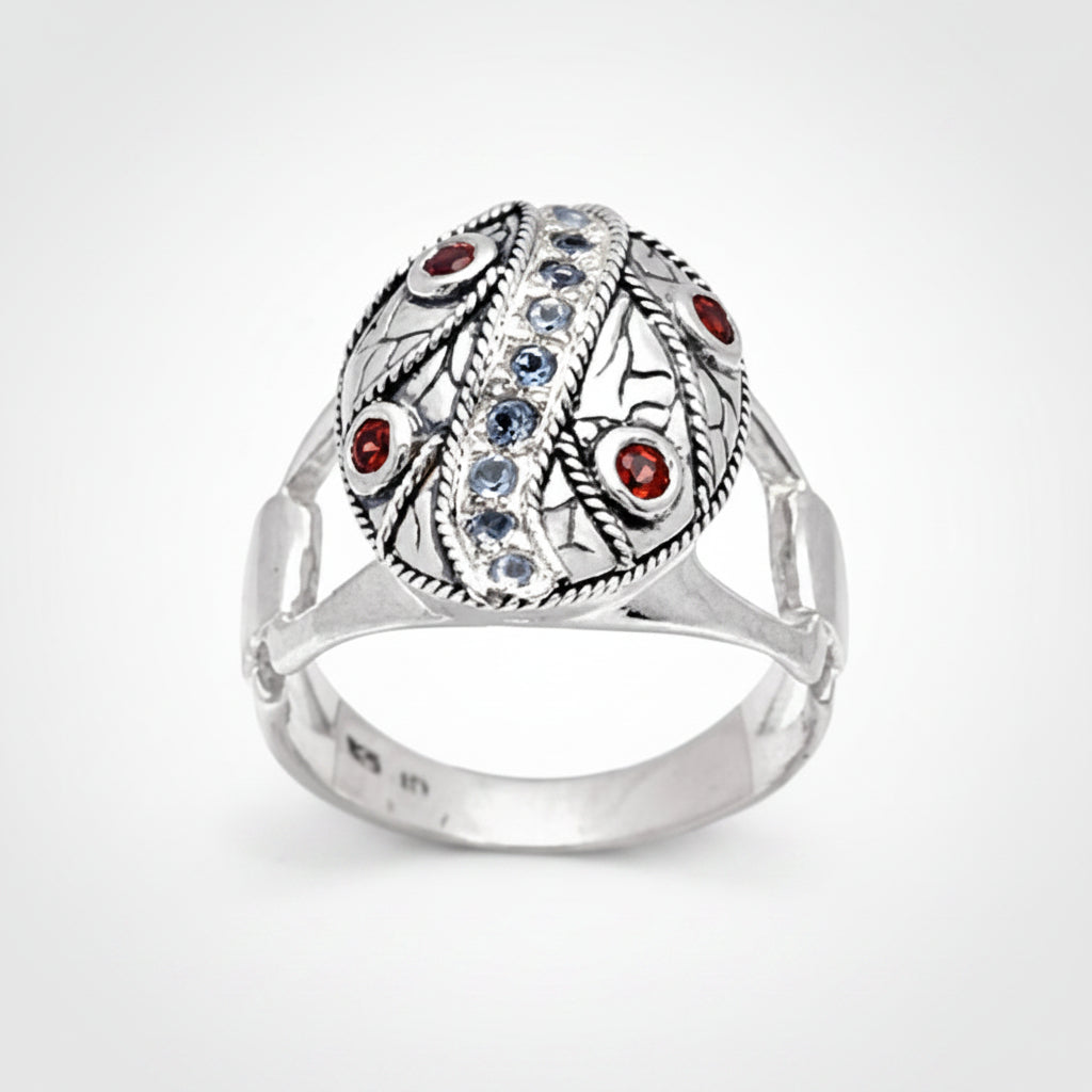Anello Foglia d'Argento con Topazio Blu e Granato Rosso – vista frontale dall'alto, incisione a mano – Balinesia