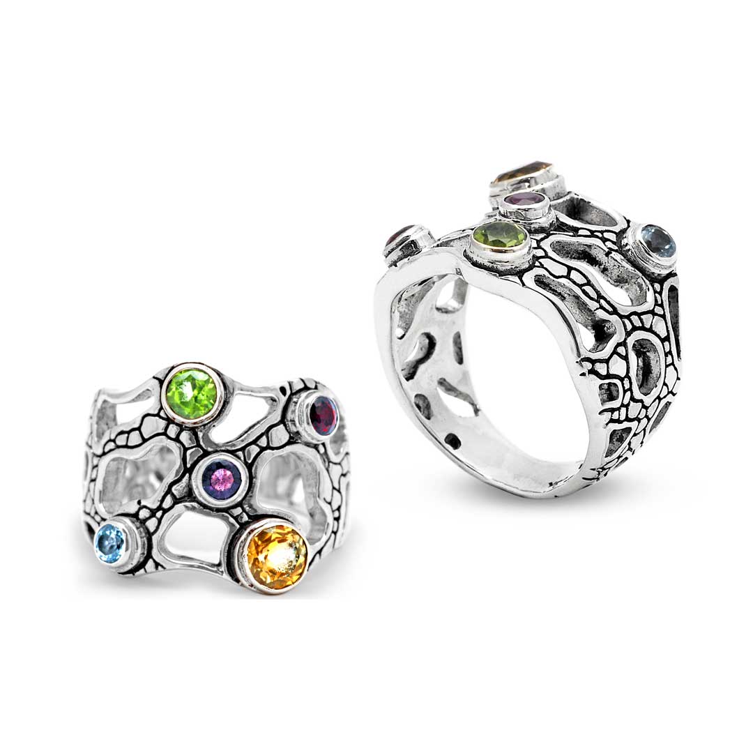 Anello Naga Collezione Sisik naga, doppia vista frontale e laterale su sfondo bianco, struttura traforata con pietre naturali multicolore