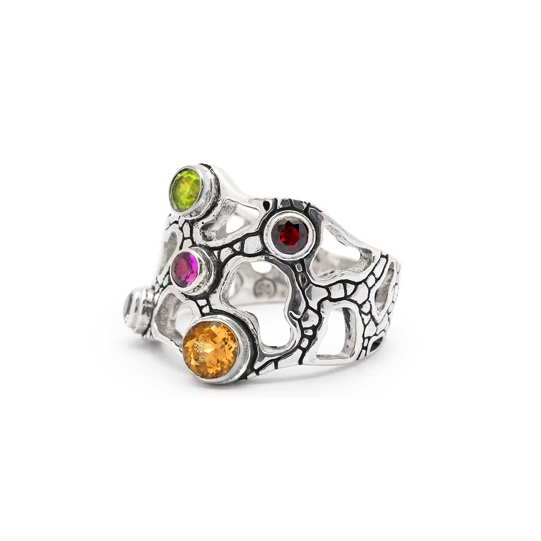Anello Naga Collezione Sisik Naga, vista frontale su sfondo bianco, peridoto verde, granato rosso, ametista viola, citrino giallo e topazio blu