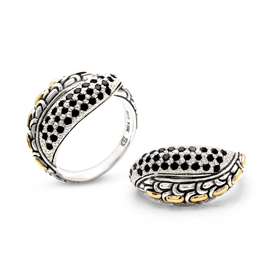 Anello Naga Noir Collezione Sisik Naga Balinesia indossato su dito anulare, vista dall'alto, cupola con pavé di zaffiri neri naturali e fascia in argento 925 con inserti oro 18K