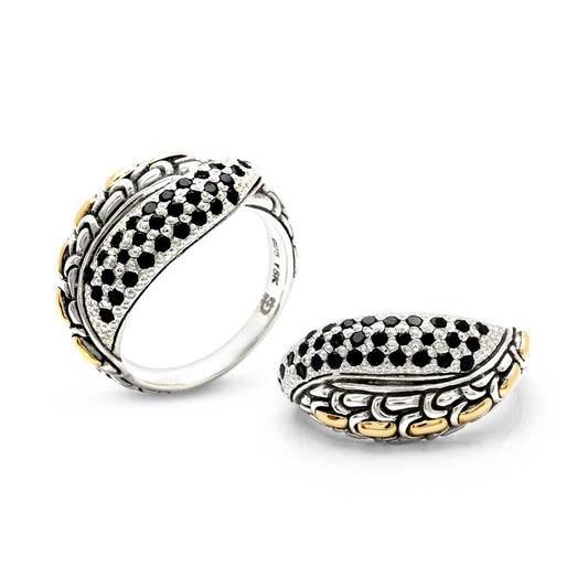 Anello Naga Noir Collezione Sisik Naga Balinesia indossato su dito anulare, vista dall'alto, cupola con pavé di zaffiri neri naturali e fascia in argento 925 con inserti oro 18K