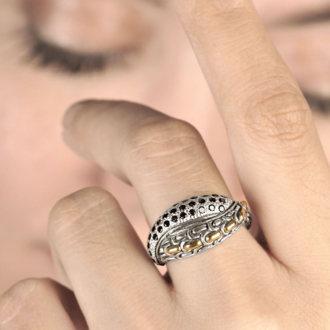 Anello Naga Noir Collezione Sisik Naga Balinesia indossato su dito medio, vista ravvicinata, cupola ovale con zaffiri neri naturali e inserti oro 18K sulla fascia in argento 925