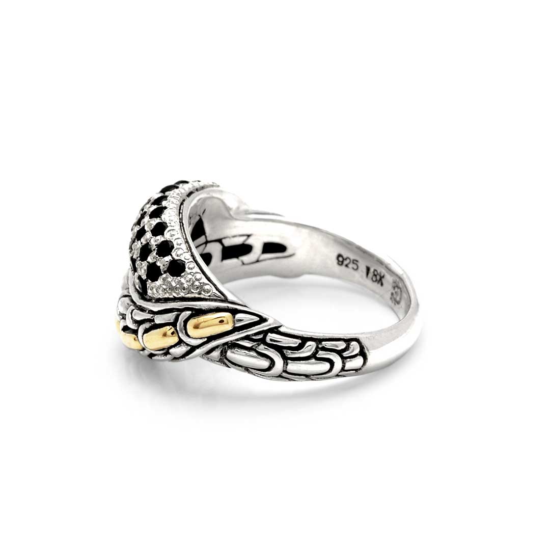 Anello Naga Noir Collezione Sisik Naga Balinesia indossato su dito anulare, vista dall'alto, cupola con pavé di zaffiri neri naturali e fascia in argento 925 con inserti oro 18K