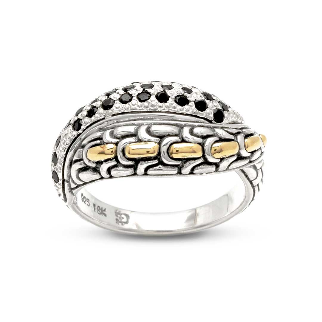 Anello Naga Noir Balinesia, vista frontale su sfondo bianco, cupola a pavé di zaffiri neri e fila di inserti oro 18K sulla fascia a scaglie incise in argento 925 ossidato