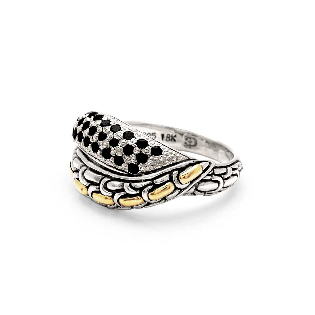 Anello Naga Noir Balinesia, vista 3/4 su sfondo bianco, cupola ovale con pavé di zaffiri neri naturali su millgrain e fascia a scaglie con inserti oro 18K in argento 925
